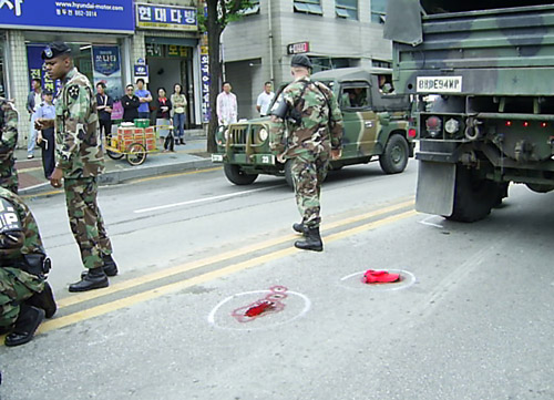 6월 10일 사고 현장. 지금까지 많은 의혹이 제기되고 있는 가운데 미군당국은 재판도 없이 미군 운전병에게 '무죄'를 선언했다. 